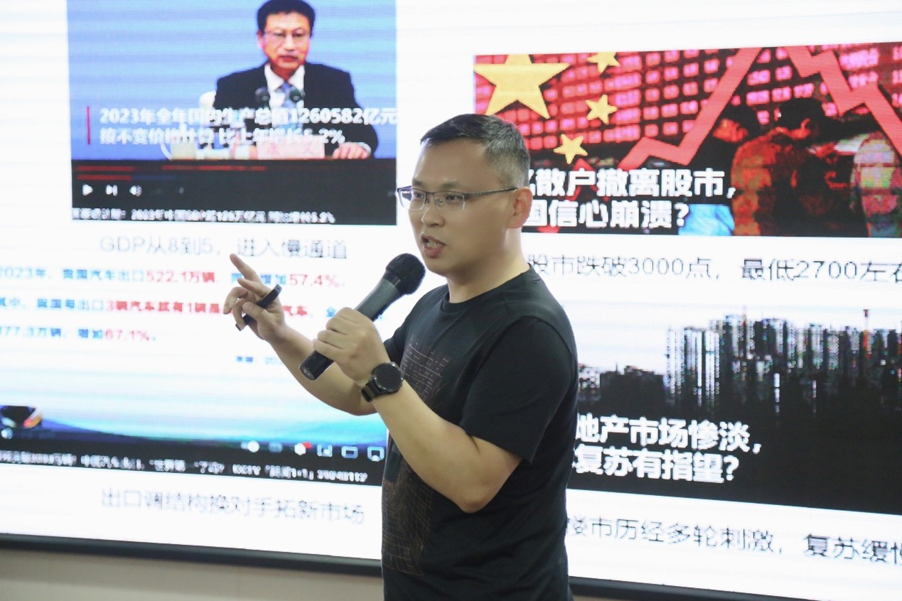 2024年2月2日，廣東云科國際供應鏈管理有限公司（簡稱：云科國際）2024年度新春年會暨2023年度總結表彰大會在廣州順利召開，云科國際管理班子、各職能部門負責人、事業部合伙人等與公司員工齊聚一堂，以“新變局下的重生之路”為主題展開探討，并一起回顧了2023年工作情況，基于當前宏觀政策及市場形勢，進行2024年重點工作部署。